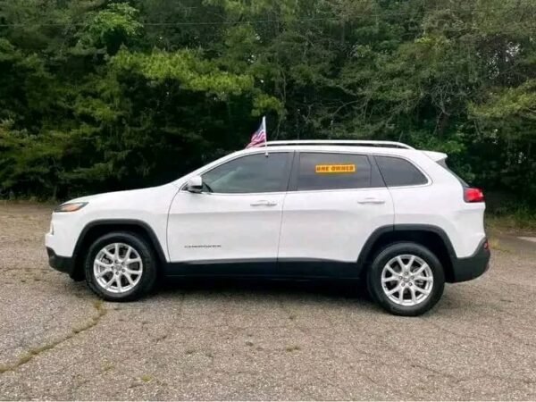 2018 Jeep Cherokee • Latitude Sport Utility 4D - Image 4