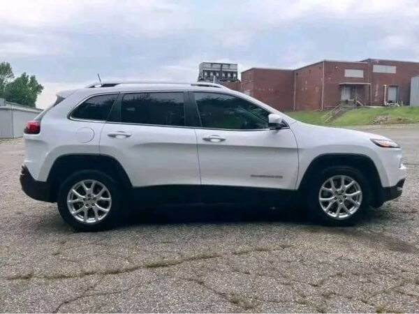 2018 Jeep Cherokee • Latitude Sport Utility 4D - Image 5
