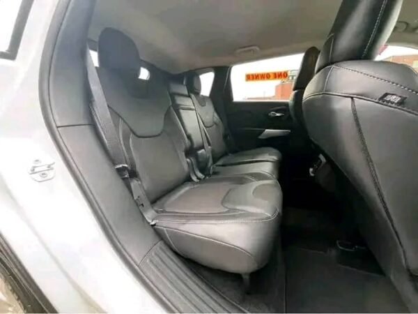 2018 Jeep Cherokee • Latitude Sport Utility 4D - Image 12