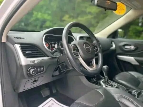 2018 Jeep Cherokee • Latitude Sport Utility 4D - Image 10