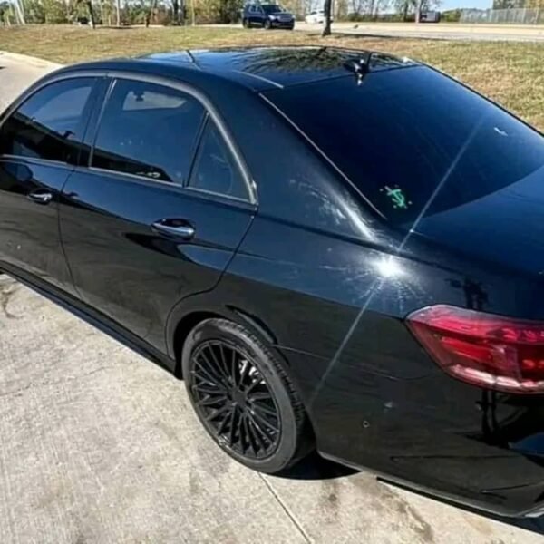 2014 Mercedes-Benz E550 4Matic Sedan - Image 16