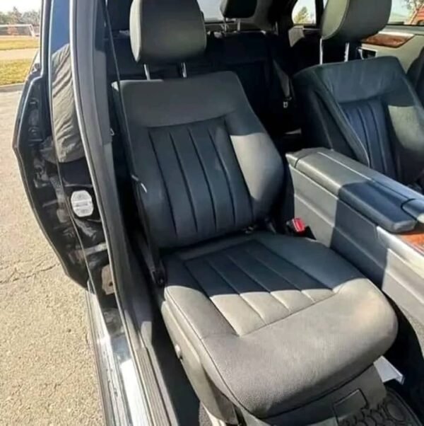 2014 Mercedes-Benz E550 4Matic Sedan - Image 10