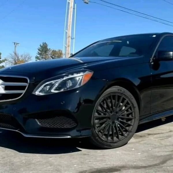 2014 Mercedes-Benz E550 4Matic Sedan - Image 12